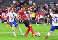 交代出場で今季初出場を果たし、ゴールに迫った稲本 潤一（札幌）【明治安田Ｊ１ 第27節 札幌vs新潟】