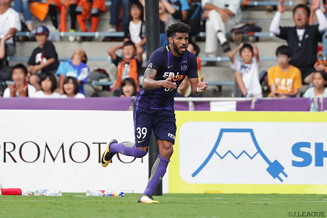 劇的な決勝ヘッドで広島のＪ１通算1,150得点を記録したパトリック【明治安田Ｊ１ 第27節 清水vs広島】