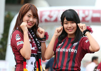 神戸を応援する女子二人組。バッチリ決まってます！【明治安田Ｊ１ 第27節 神戸vs川崎Ｆ】