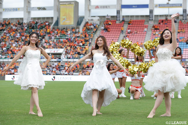 白いドレスが映えてます！綺麗です！【明治安田Ｊ１ 第27節 清水vs広島】