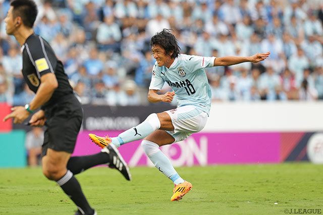 先制FKを決めて試合の均衡を破った中村 俊輔（磐田）【明治安田Ｊ１ 第27節 磐田vs大宮】