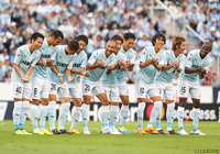 中村 俊輔（#10）の第5子誕生を祝うゆりかごダンスを披露した磐田イレブン【明治安田Ｊ１ 第27節 磐田vs大宮】