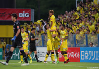 左サイドをえぐったハモン ロペスからのクロスを頭で決めた伊東 純也（柏）【明治安田Ｊ１ 第27節 柏vsFC東京】