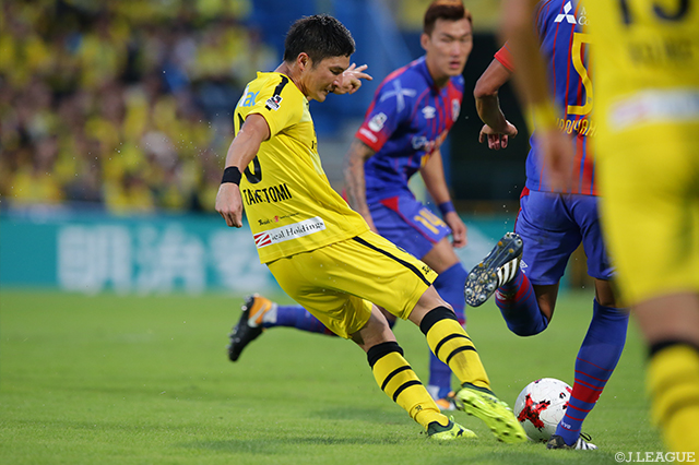 伊東 純也とのワンツーから先制ゴールに続くこの日２点目のゴールを決めた武富 孝介（柏）【明治安田Ｊ１ 第27節 柏vsFC東京】