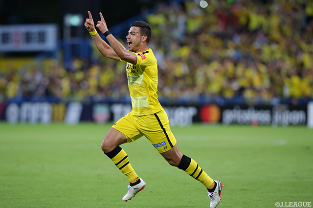 意表を突くグラウンダーのFKを決めてチームに４点目をもたらしたクリスティアーノ（柏）【明治安田Ｊ１ 第27節 柏vsFC東京】