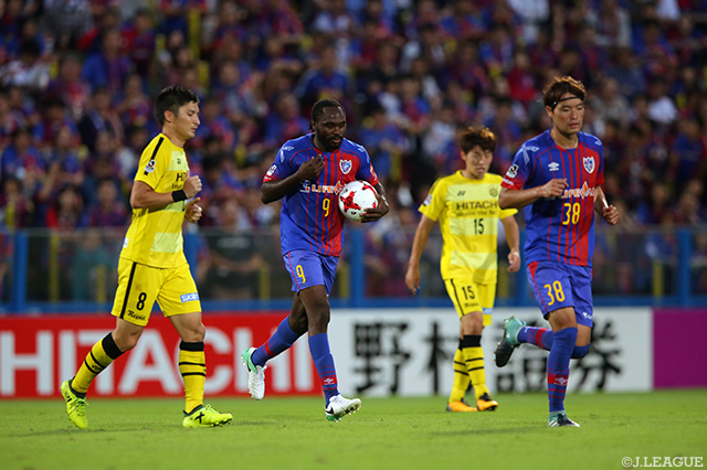 ４点を追う75分に自ら獲得したPKを落ち着いて決めたピーター ウタカ（FC東京）【明治安田Ｊ１ 第27節 柏vsFC東京】