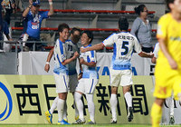 ６試合ぶりの勝利を手繰り寄せる貴重な追加点を決めた佐々木 一輝（富山/写真奥）【明治安田Ｊ３ 第24節 北九州vs富山】