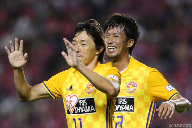 42分、クロスに合わせた石原 直樹（左）のゴールで仙台が先制【明治安田Ｊ１ 第27節 Ｃ大阪vs仙台】