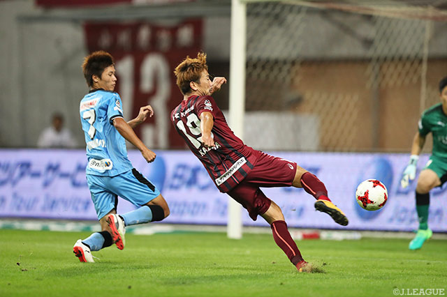 ポスト直撃の惜しい一撃を放った渡邉 千真（神戸）【明治安田Ｊ１ 第27節 神戸vs川崎Ｆ】