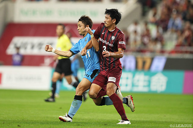 激しい攻防を繰り広げた小林 悠（川崎Ｆ）と渡部 博文（神戸）【明治安田Ｊ１ 第27節 神戸vs川崎Ｆ】