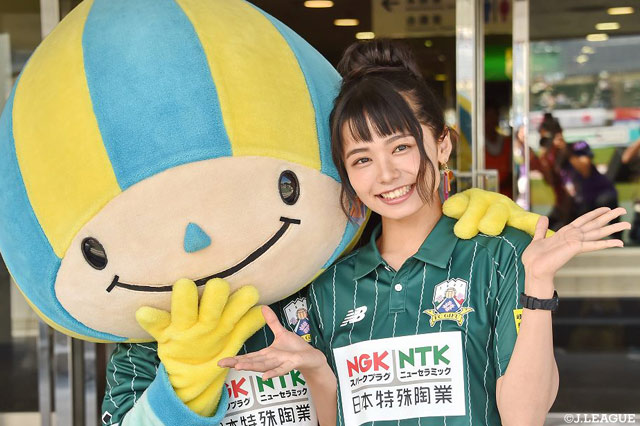 岐阜県出身の足立 佳奈さんとミナモのツーショット！【明治安田Ｊ２ 第34節 岐阜vs福岡】