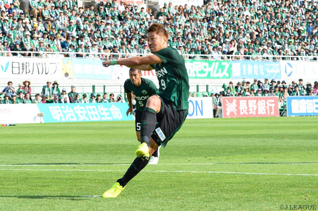 先制PKを決めて2試合連続得点の高崎 寛之（松本）【明治安田Ｊ２ 第34節 松本vs山口】