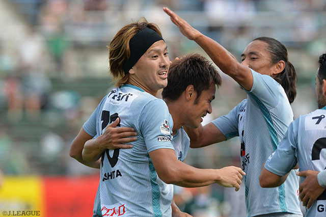 バースデーゴールとなる先制ヘッドを突き刺した岩下 敬輔（福岡）【明治安田Ｊ２ 第34節 岐阜vs福岡】