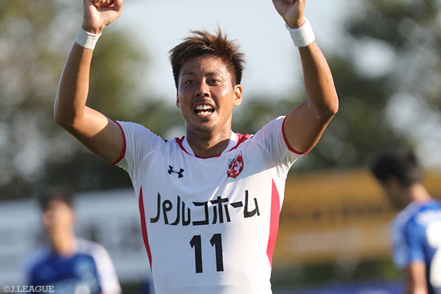 GKの逆を突くPKで貴重な勝越し点を挙げた谷口 堅三（盛岡）【明治安田Ｊ３ 第24節 盛岡vs沼津】