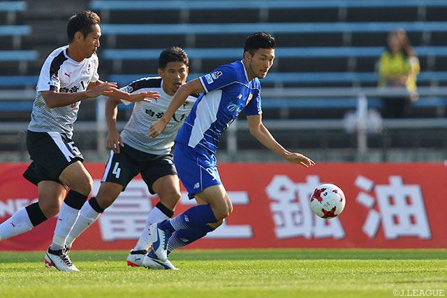 強烈なシュートでゴールを狙った瀬沼 優司（山形）【明治安田Ｊ２ 第34節 山形vs熊本】