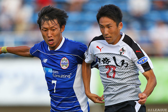 中盤で火花を散らす松岡 亮輔（山形）と中山 雄登（熊本）【明治安田Ｊ２ 第34節 山形vs熊本】