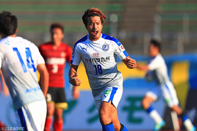 交代出場で期待に応える同点ゴールを豪快に決めた伊佐 耕平（大分）【明治安田Ｊ２ 第34節 金沢vs大分】