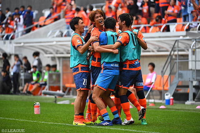 64分に待望の先制点を奪取した萬代 宏樹（長野）【明治安田Ｊ３ 第24節 長野vsＧ大23】