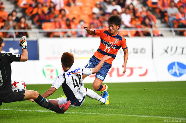 リードを2点に広げる貴重な追加点を決めた有永 一生（長野）【明治安田Ｊ３ 第24節 長野vsＧ大23】