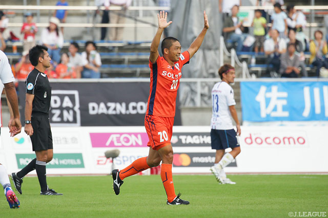 豪快な一撃で先制点を挙げた河原 和寿（愛媛）【明治安田Ｊ２ 第34節 愛媛vs横浜FC】