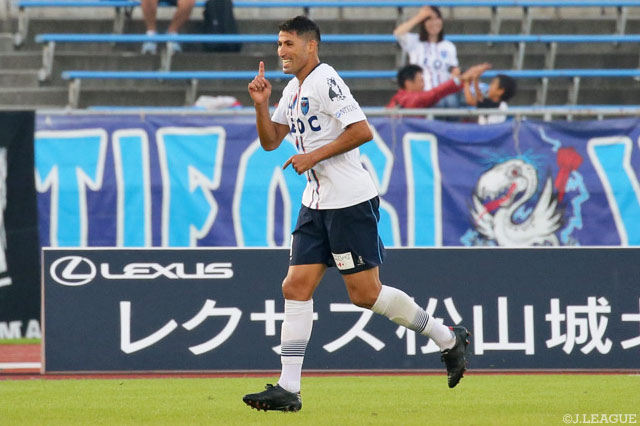 2ゴールで今季通算得点数を21に伸ばし、得点ランキング単独首位に立ったイバ（横浜FC）【明治安田Ｊ２ 第34節 愛媛vs横浜FC】
