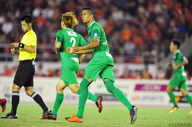 巧みなヘディングシュートで1点を返したドウグラス ヴィエイラ（東京Ｖ）【明治安田Ｊ２ 第34節 名古屋vs東京Ｖ】