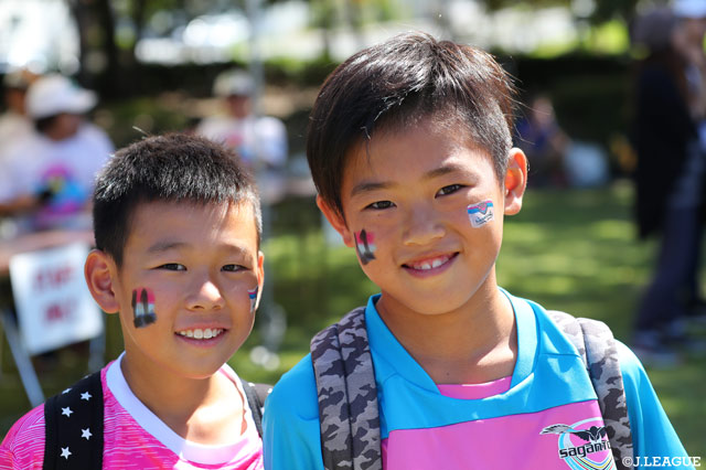 フェイスペインティングをして応援の準備は万端！【明治安田Ｊ１ 第28節 鳥栖vs鹿島】