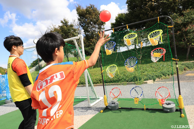 試合前のミニゲームで応援のウォーミングアップも万全!?【明治安田Ｊ１ 第28節 新潟vs神戸】