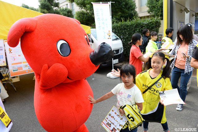 千葉県のマスコット・チーバくんとパシャリ！二人とも緊張気味かな？【明治安田Ｊ１ 第28節 柏vs甲府】