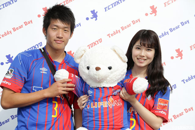 カップルでパシャリ！もふもふのテディーベアも今日は応援しています！【明治安田Ｊ１ 第28節 FC東京vs磐田】