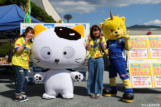 タマも応援に参戦！ディーオと記念撮影でパシャリ！【明治安田Ｊ２ 第35節 山形vs長崎】