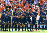 先制PKを決めた山瀬 功治（写真中央）とゆりかごパフォーマンスを行う福岡の選手達【明治安田Ｊ２ 第35節 福岡vs山口】