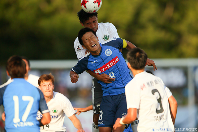 相手の厳しいマークにあう前節2ゴールの林 陵平（水戸）【明治安田Ｊ２ 第35節 水戸vs松本】