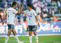 試合終了のホイッスル直後、ハイタッチをかわす飯田 真輝（松本／左）と田中 隼磨（右）【明治安田Ｊ２ 第35節 水戸vs松本】