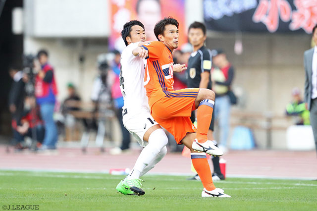 共にセットプレーのキッカーを務め、チャンスを演出した藤田 直之（神戸）と小川 佳純（新潟）【明治安田Ｊ１ 第28節 新潟vs神戸】