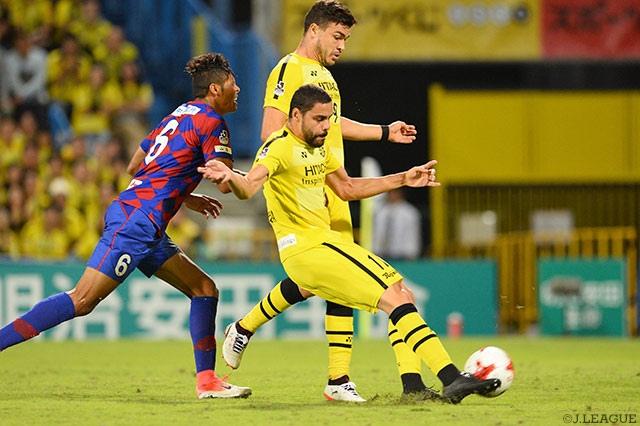 ボール奪取からバー直撃の惜しい一撃を放ったディエゴ　オリヴェイラ（柏）【明治安田Ｊ１ 第28節 柏vs甲府】