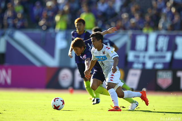 巧みなボールタッチでスタジアムを沸かせたチャナティップ（札幌）【明治安田Ｊ１ 第28節 広島vs札幌】