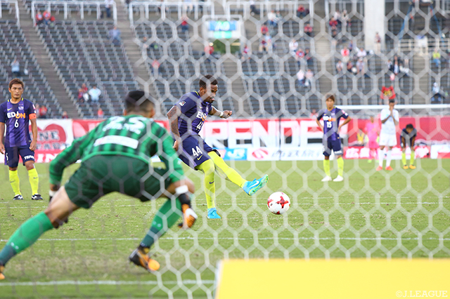 一度は成功しながら、やり直しを命じられたPKを再び決めてみせたアンデルソン ロペス（広島）【明治安田Ｊ１ 第28節 広島vs札幌】