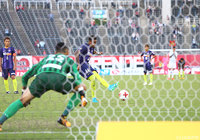 一度は成功しながら、やり直しを命じられたPKを再び決めてみせたアンデルソン ロペス（広島）【明治安田Ｊ１ 第28節 広島vs札幌】