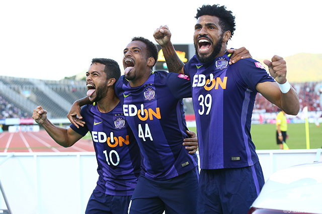 勝点１差で争うライバルからの先制を喜ぶ広島のブラジルトリオ【明治安田Ｊ１ 第28節 広島vs札幌】