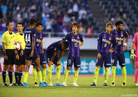 勝点1差の14位札幌と引き分けに終わり肩を落とす広島の選手達【明治安田Ｊ１ 第28節 広島vs札幌】