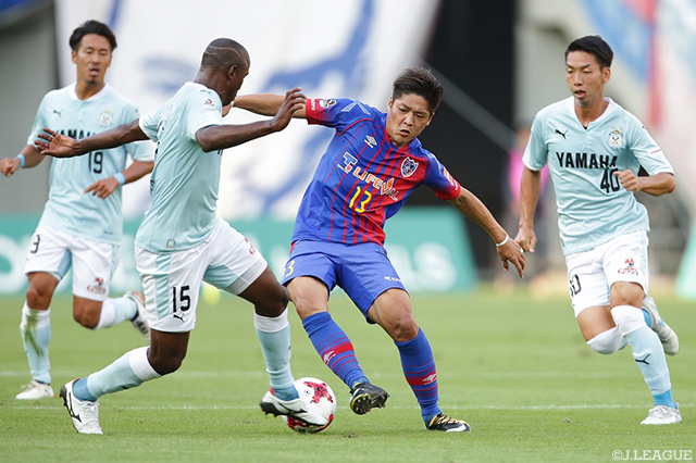 前半22分に絶妙なロングパスでチャンスを演出した大久保 嘉人（FC東京）【明治安田Ｊ１ 第28節 FC東京vs磐田】