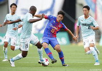 前半22分に絶妙なロングパスでチャンスを演出した大久保 嘉人（FC東京）【明治安田Ｊ１ 第28節 FC東京vs磐田】