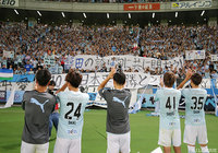 試合後にゴール裏のファン・サポーターに挨拶を行った磐田の選手達【明治安田Ｊ１ 第28節 FC東京vs磐田】