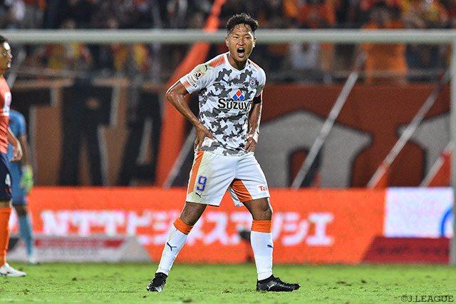 ゴールカバーで決定機を阻止し、守備でも貢献した鄭 大世（清水）【明治安田Ｊ１ 第28節 大宮vs清水】