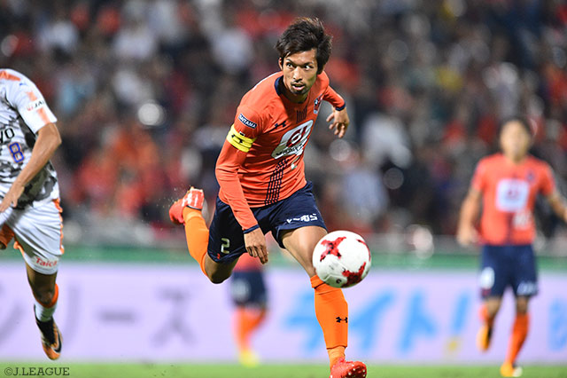 試合終盤、前線に上がってパワープレーを仕掛けた菊地 光将（大宮）【明治安田Ｊ１ 第28節 大宮vs清水】