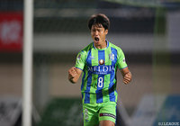 開始１分に右足で早くも先制点を決めた山田 直輝（湘南）【明治安田Ｊ２ 第35節 湘南vs金沢】