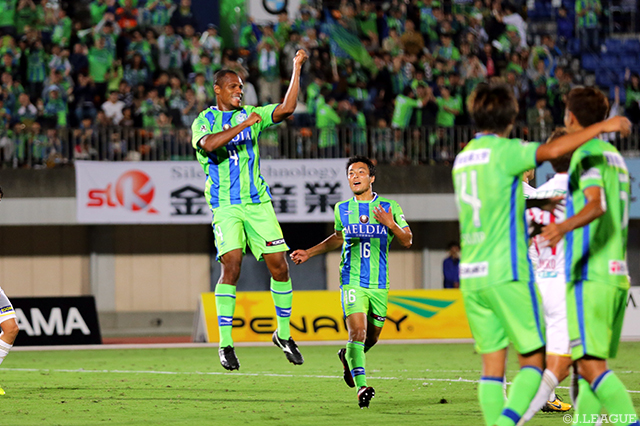 ここ４試合で3点目となるゴールをヘディングで決めたアンドレ バイア（湘南）【明治安田Ｊ２ 第35節 湘南vs金沢】