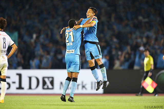 前半終了間際の追加点で今季リーグ戦得点数を15に伸ばした小林 悠（川崎Ｆ）【明治安田Ｊ１ 第28節 川崎ＦvsＣ大阪】