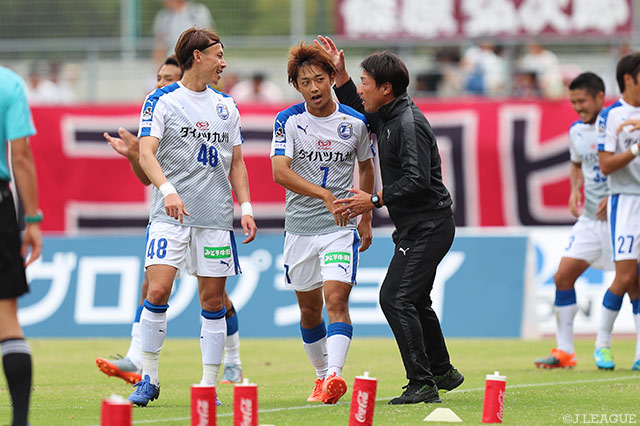 今季開幕戦以来のゴールを決めた松本 怜を称える片野坂 知宏監督（大分）【明治安田Ｊ２ 第35節 岡山vs大分】
